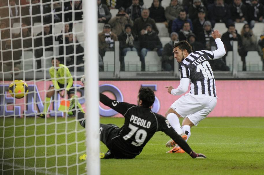 Tevez protagonista assoluto della grande vittoria della Juventus sul Sassuolo: tre i centri dell&#39;argentino. Qui la rete dell&#39;1-0 di Carlitos. Reuters